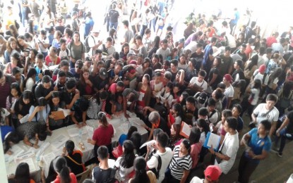 <p><strong>JOB FAIR.</strong> Thousands sign up for the Labor Day employment fair at Tacloban Astrodome on Tuesday (May 1, 2018). <em>(Photo by Sarwell Meniano/PNA) </em></p>